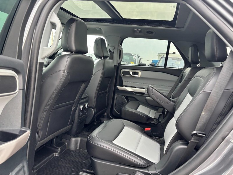 Ford Explorer Vehicle Full-screen Gallery Image 13