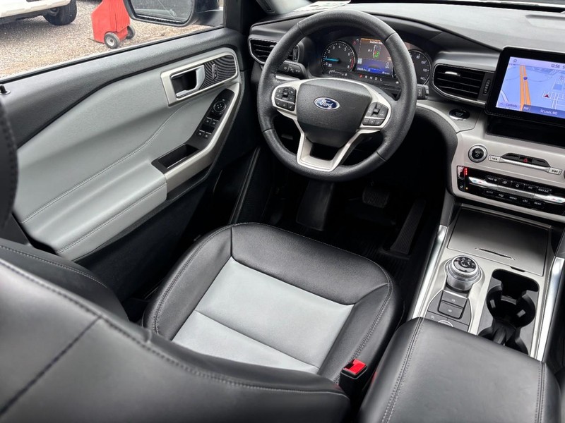 Ford Explorer Vehicle Full-screen Gallery Image 14