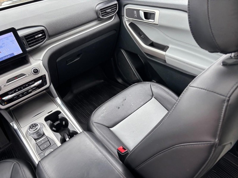 Ford Explorer Vehicle Full-screen Gallery Image 16