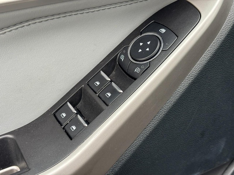 Ford Explorer Vehicle Full-screen Gallery Image 18