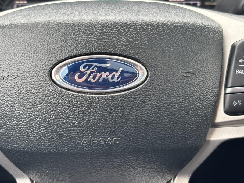 Ford Explorer Vehicle Full-screen Gallery Image 21