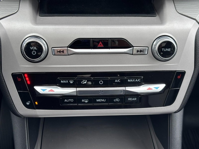 Ford Explorer Vehicle Full-screen Gallery Image 26