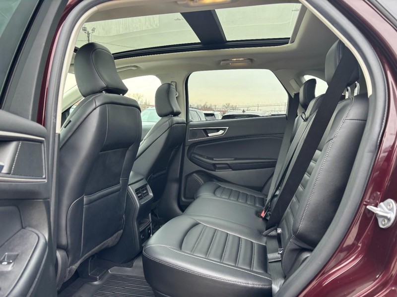Ford Edge Vehicle Full-screen Gallery Image 12