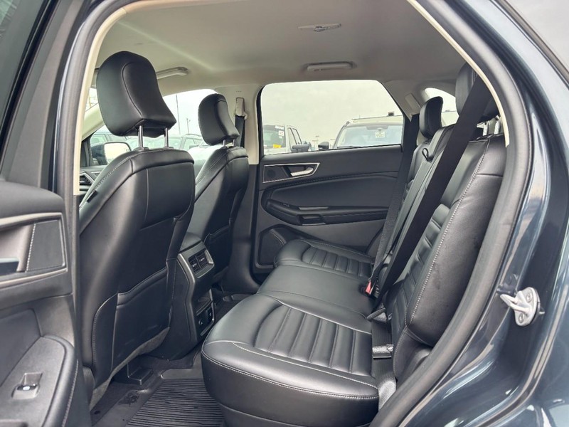 Ford Edge Vehicle Full-screen Gallery Image 12