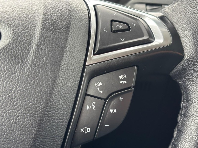 Ford Edge Vehicle Full-screen Gallery Image 21