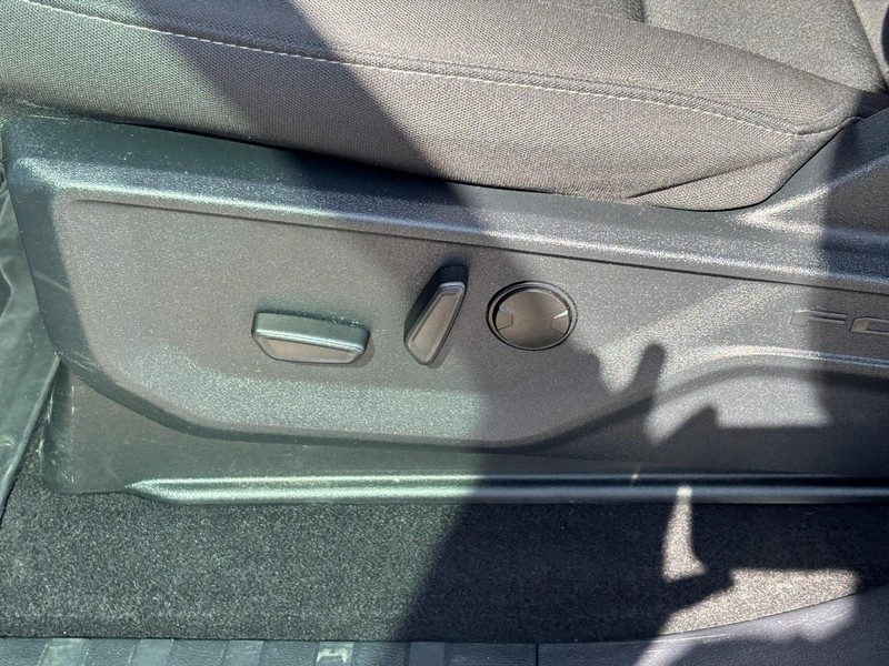 Ford F-150 Vehicle Full-screen Gallery Image 16