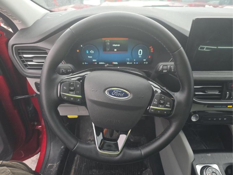 Ford Escape Vehicle Full-screen Gallery Image 05