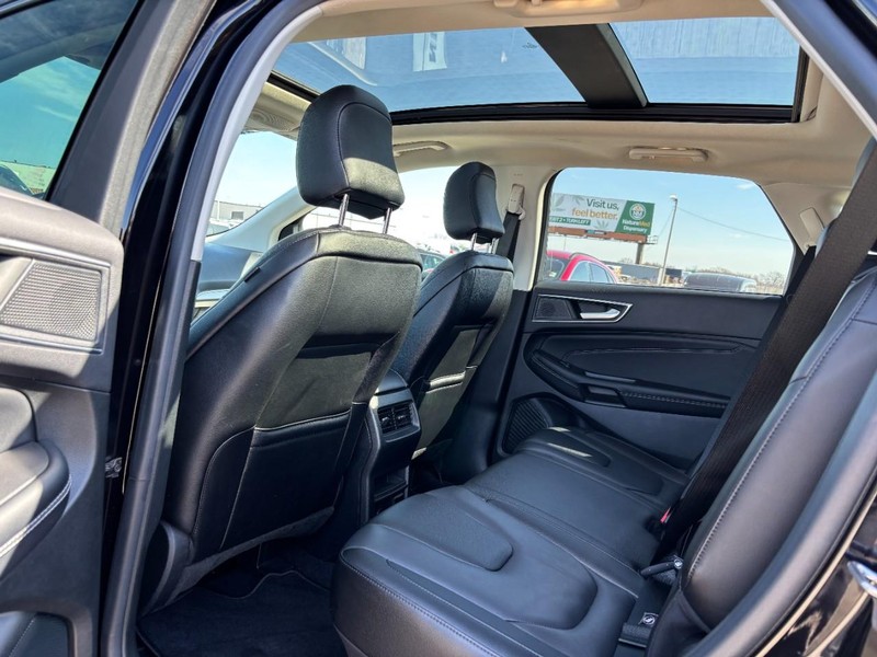 Ford Edge Vehicle Full-screen Gallery Image 12