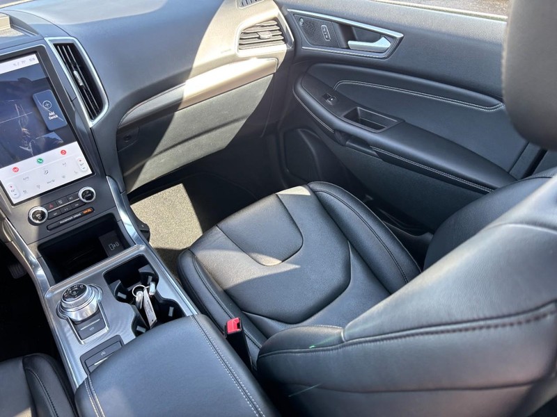 Ford Edge Vehicle Full-screen Gallery Image 15