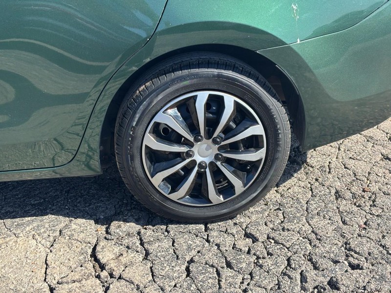 Toyota Corolla Vehicle Full-screen Gallery Image 11