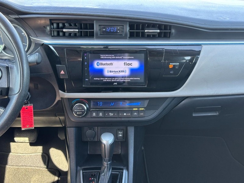 Toyota Corolla Vehicle Full-screen Gallery Image 15