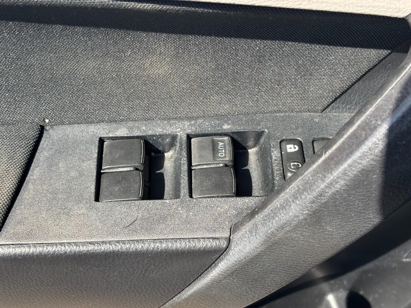 Toyota Corolla Vehicle Full-screen Gallery Image 18