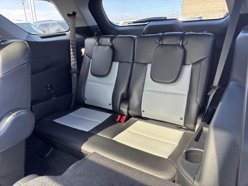 Ford Explorer Vehicle Full-screen Gallery Image 12