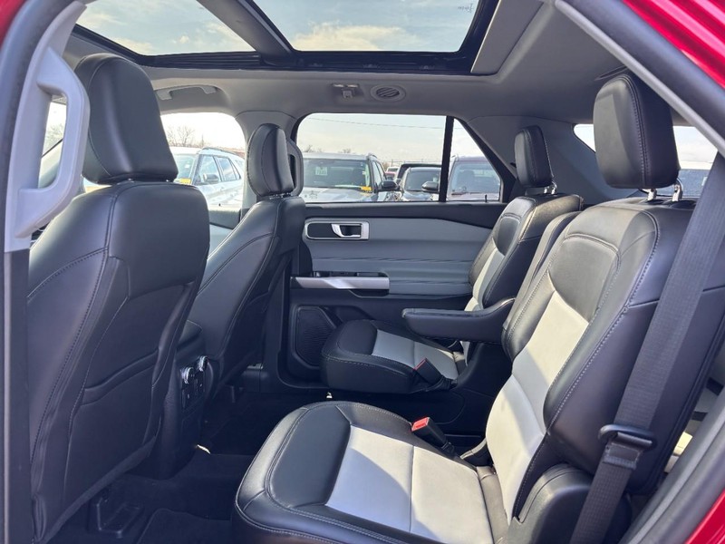 Ford Explorer Vehicle Full-screen Gallery Image 13