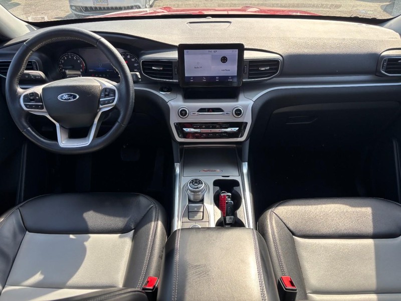 Ford Explorer Vehicle Full-screen Gallery Image 15