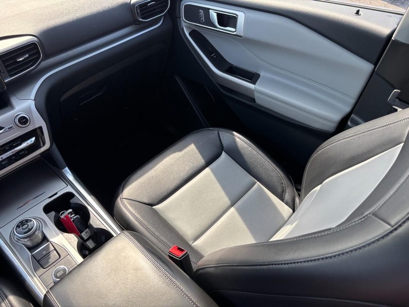 Ford Explorer Vehicle Full-screen Gallery Image 16