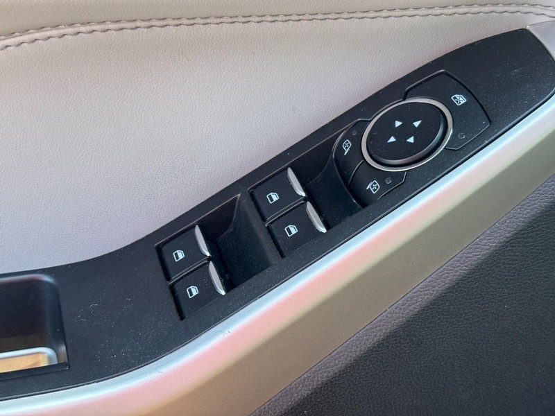 Ford Explorer Vehicle Full-screen Gallery Image 18