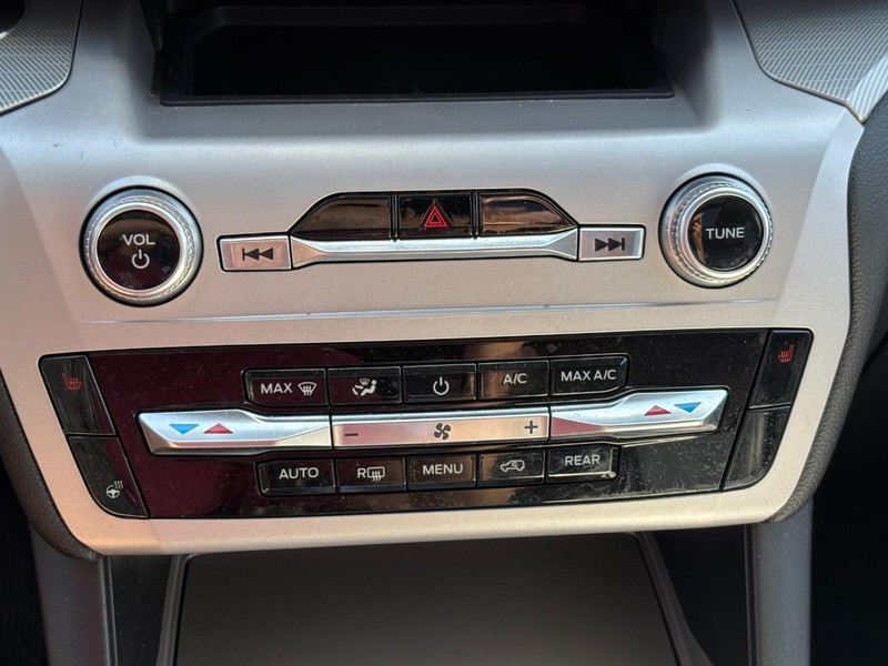 Ford Explorer Vehicle Full-screen Gallery Image 24