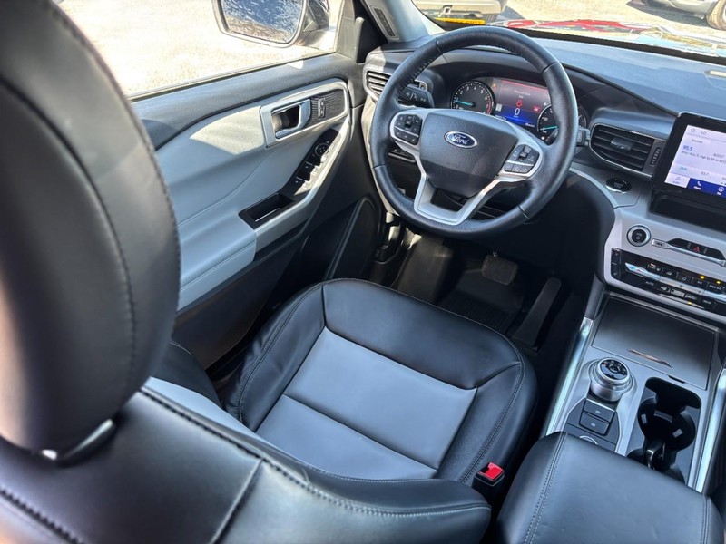 Ford Explorer Vehicle Full-screen Gallery Image 14