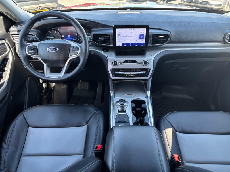 Ford Explorer Vehicle Full-screen Gallery Image 15