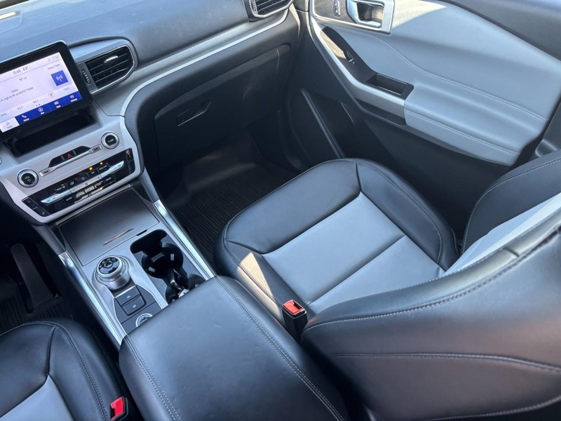 Ford Explorer Vehicle Full-screen Gallery Image 16