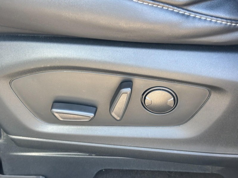 Ford Explorer Vehicle Full-screen Gallery Image 17