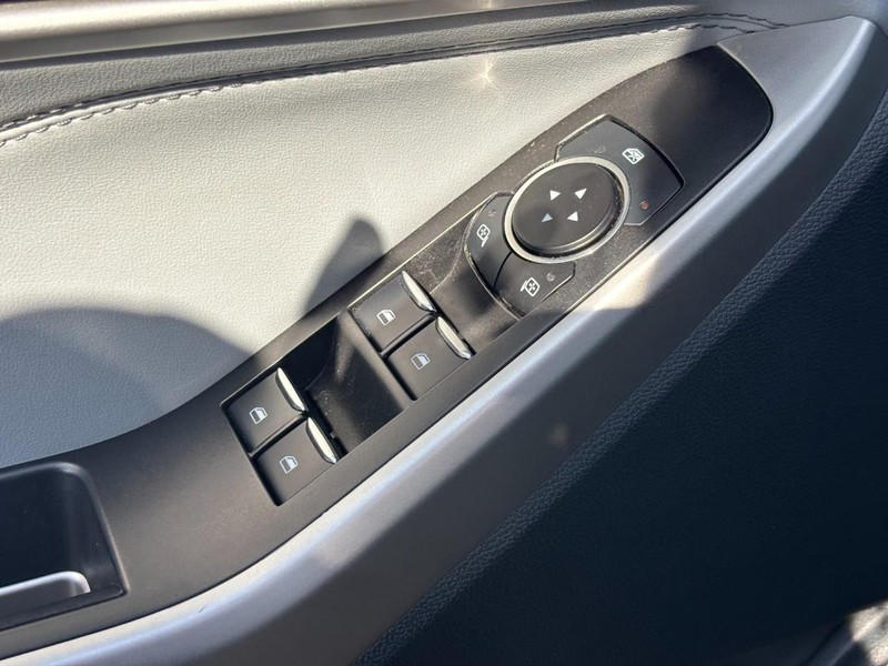 Ford Explorer Vehicle Full-screen Gallery Image 18