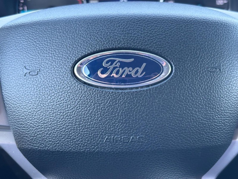 Ford Explorer Vehicle Full-screen Gallery Image 20