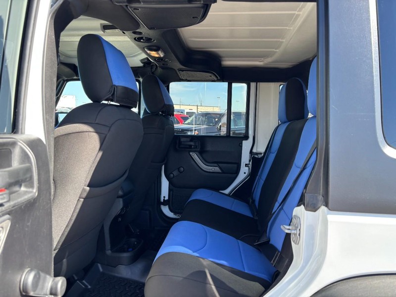 Jeep Wrangler Unlimited Vehicle Full-screen Gallery Image 12