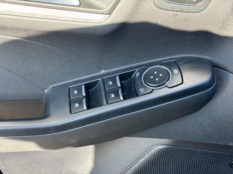 Ford Escape Vehicle Full-screen Gallery Image 17