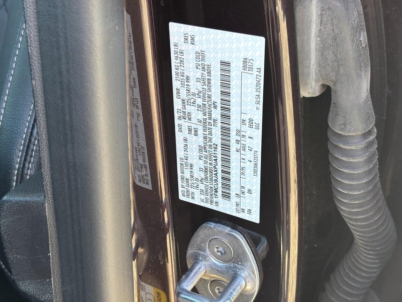 Ford Escape Vehicle Full-screen Gallery Image 25