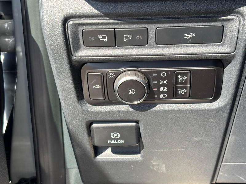 Ford F-150 Vehicle Full-screen Gallery Image 18