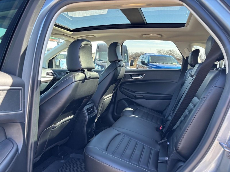 Ford Edge Vehicle Full-screen Gallery Image 12