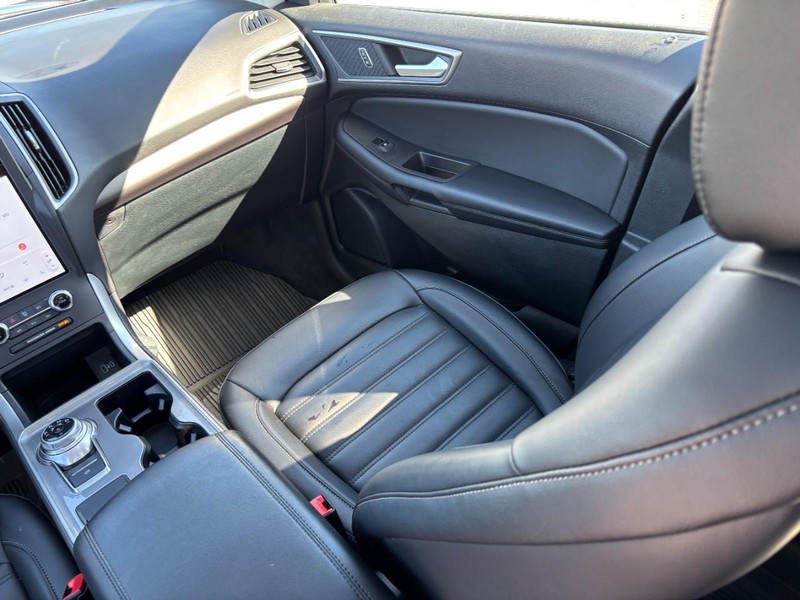 Ford Edge Vehicle Full-screen Gallery Image 15