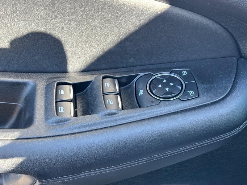 Ford Edge Vehicle Full-screen Gallery Image 17