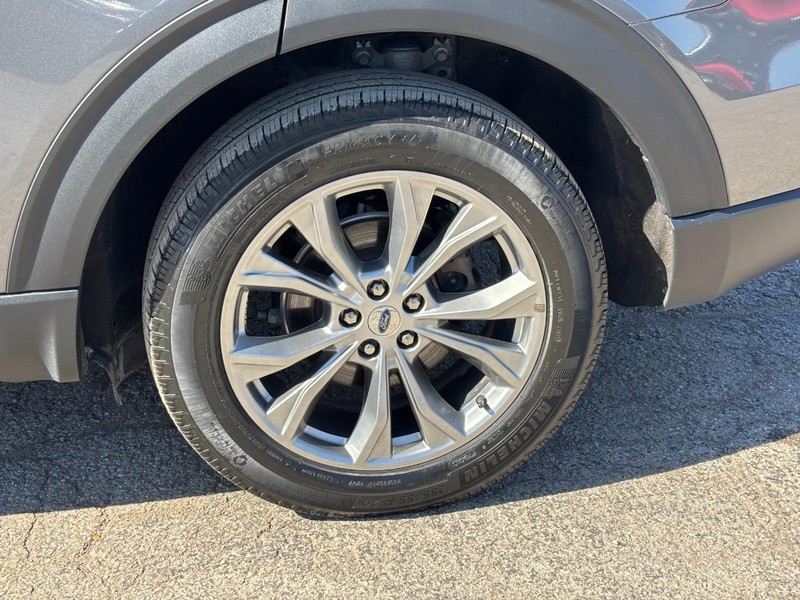 Ford Explorer Vehicle Full-screen Gallery Image 11