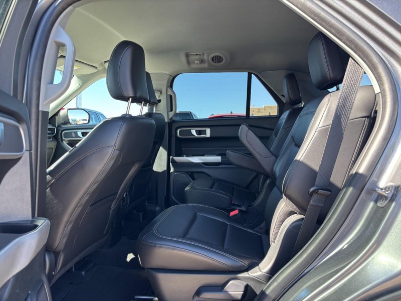 Ford Explorer Vehicle Full-screen Gallery Image 13