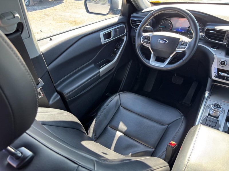 Ford Explorer Vehicle Full-screen Gallery Image 14