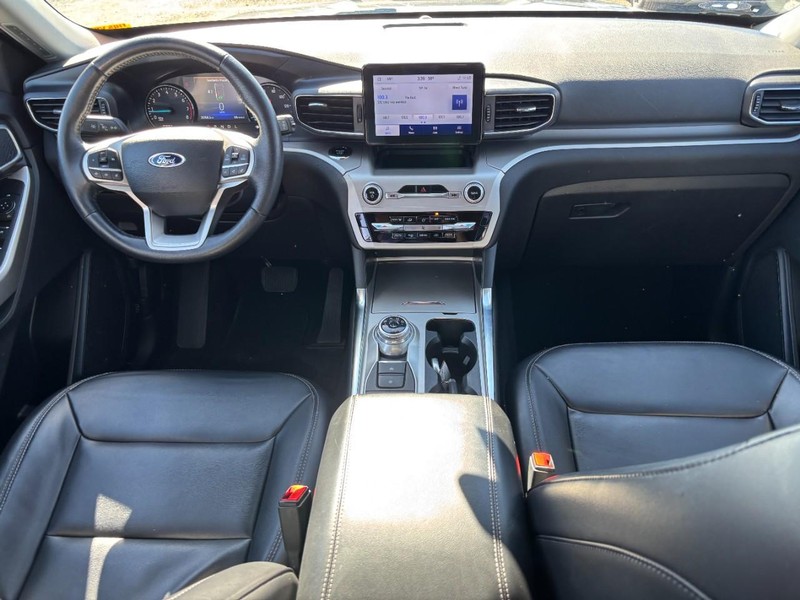 Ford Explorer Vehicle Full-screen Gallery Image 15