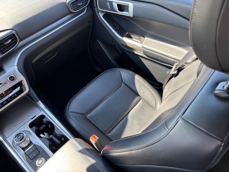 Ford Explorer Vehicle Full-screen Gallery Image 16