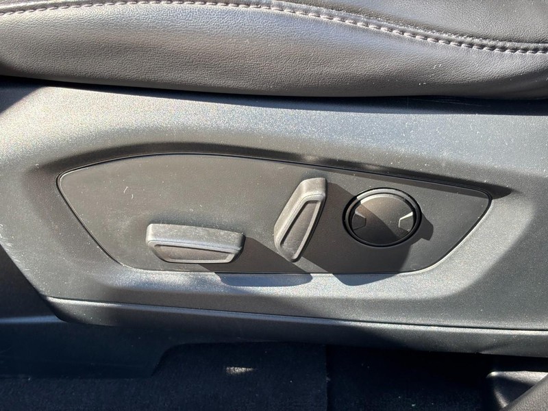 Ford Explorer Vehicle Full-screen Gallery Image 17