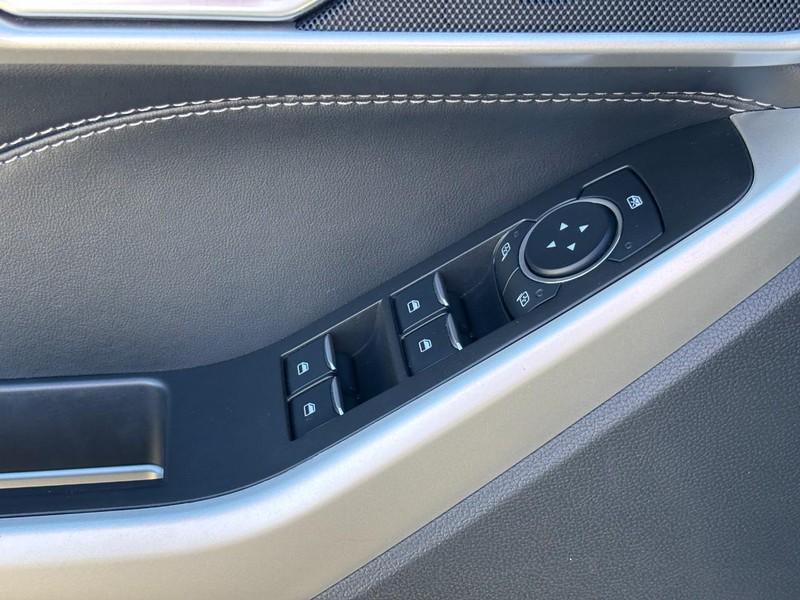 Ford Explorer Vehicle Full-screen Gallery Image 18