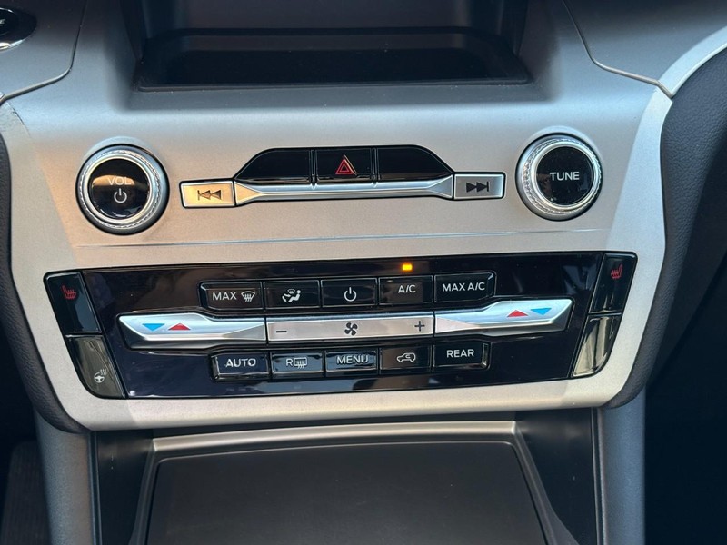 Ford Explorer Vehicle Full-screen Gallery Image 25