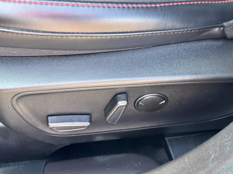 Ford Escape Vehicle Full-screen Gallery Image 16