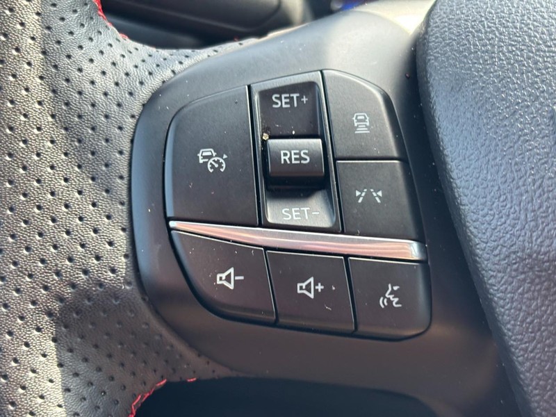 Ford Escape Vehicle Full-screen Gallery Image 18