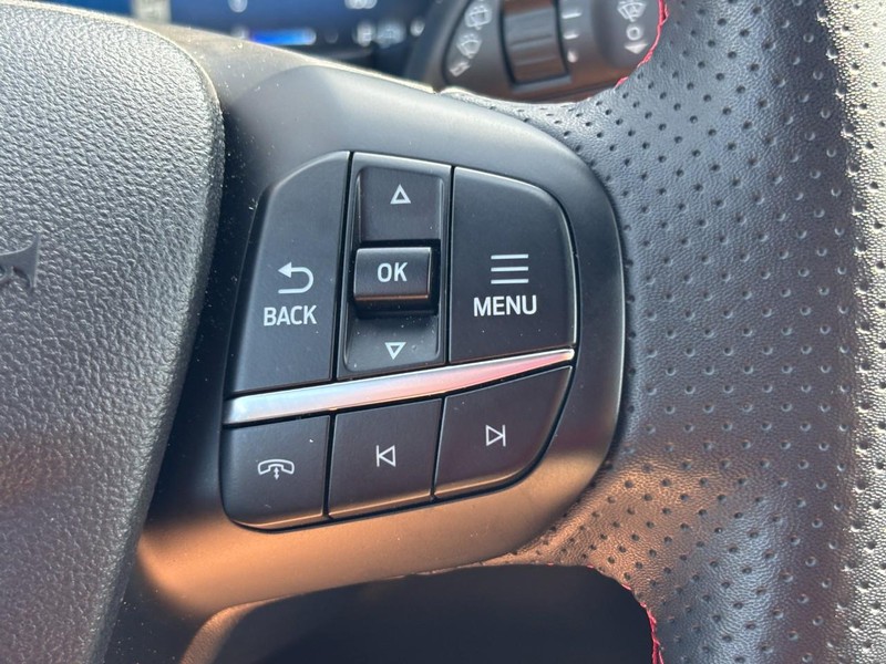 Ford Escape Vehicle Full-screen Gallery Image 19