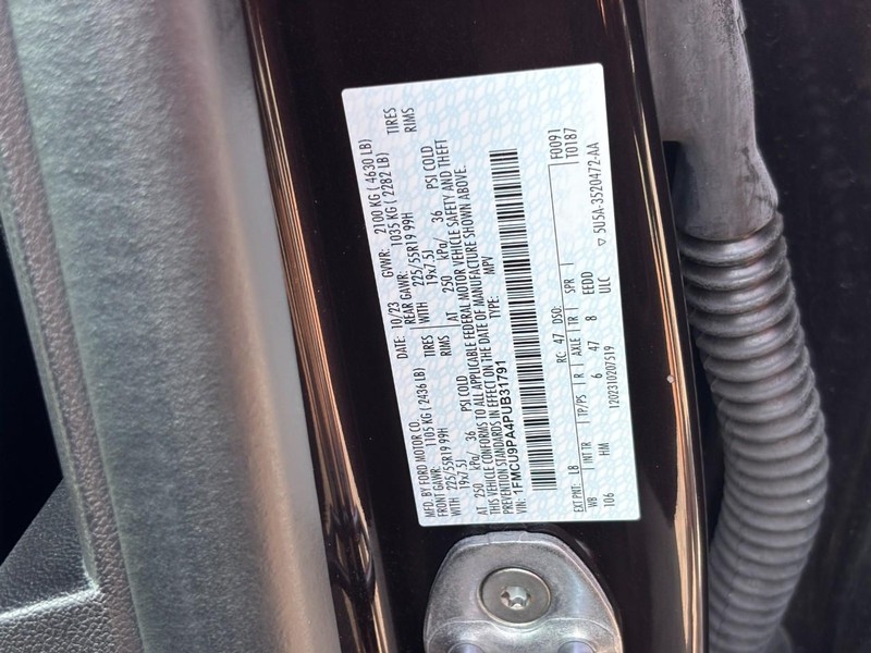 Ford Escape Vehicle Full-screen Gallery Image 24