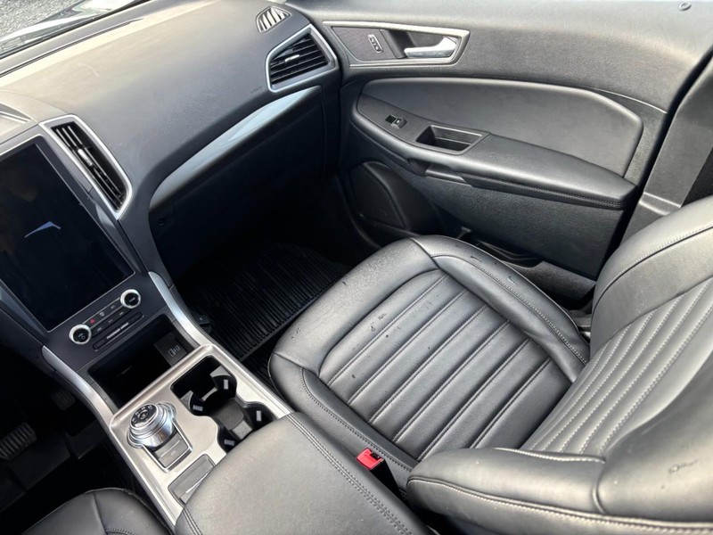 Ford Edge Vehicle Full-screen Gallery Image 15