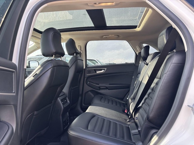 Ford Edge Vehicle Full-screen Gallery Image 12