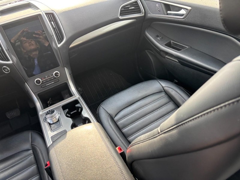 Ford Edge Vehicle Full-screen Gallery Image 15